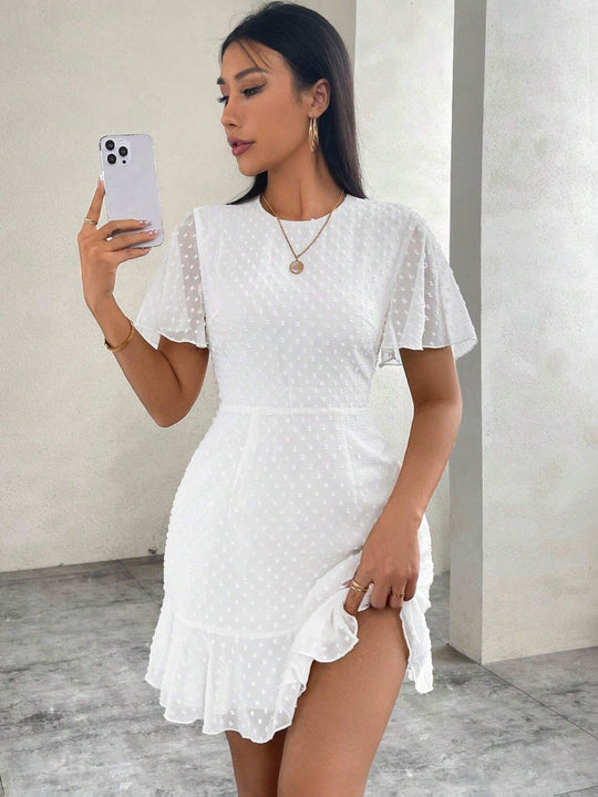 EB | Dreidimensionales Kleid mit Rüschenrand und Punkten