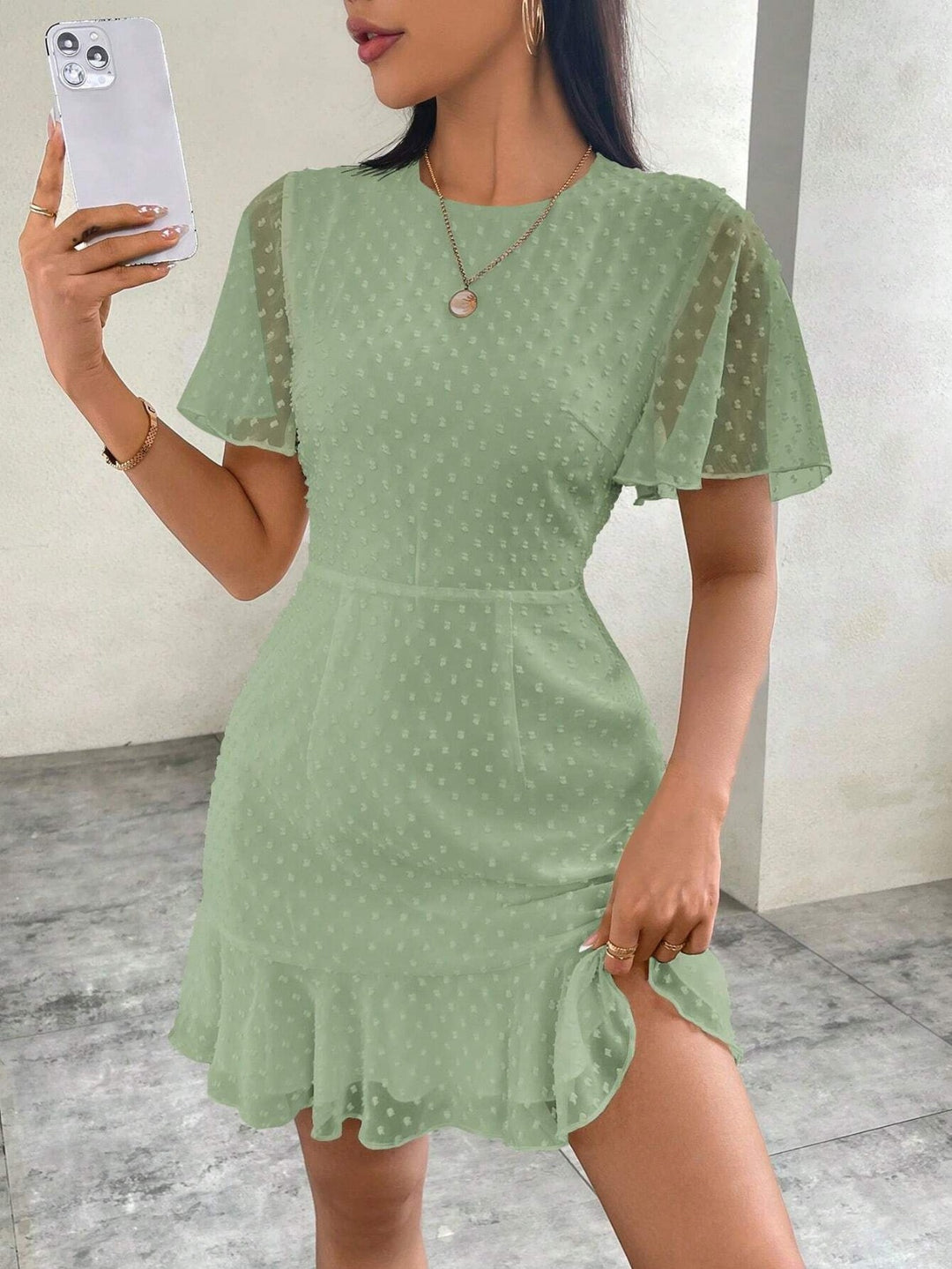 EB | Dreidimensionales Kleid mit Rüschenrand und Punkten