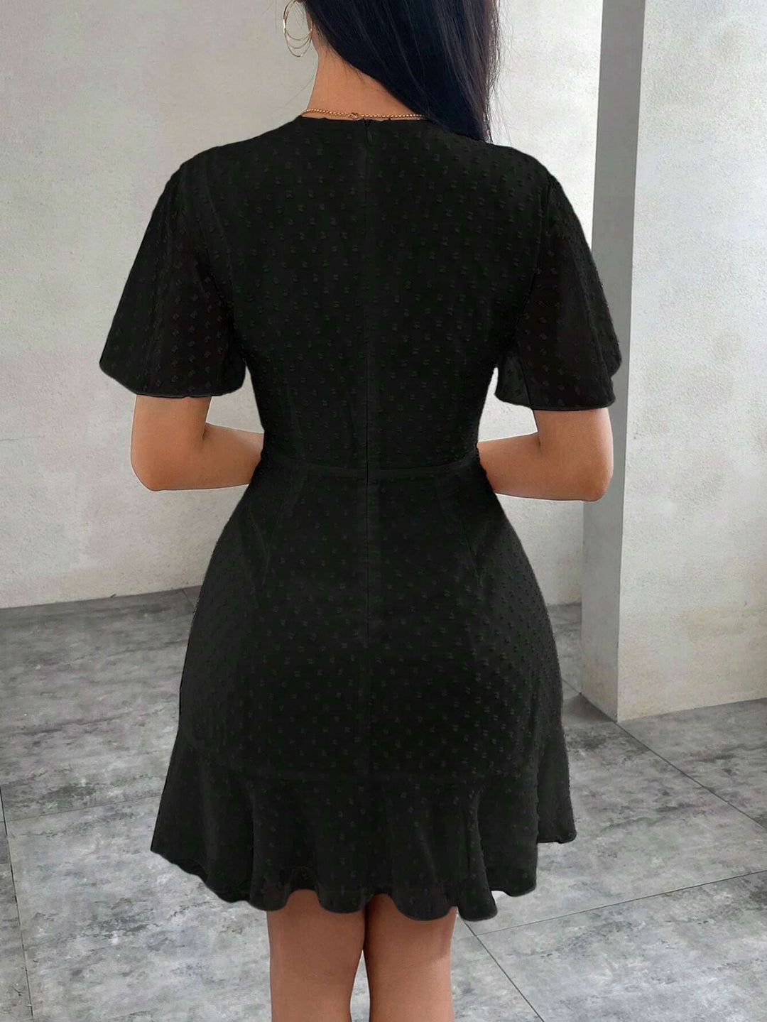 EB | Dreidimensionales Kleid mit Rüschenrand und Punkten