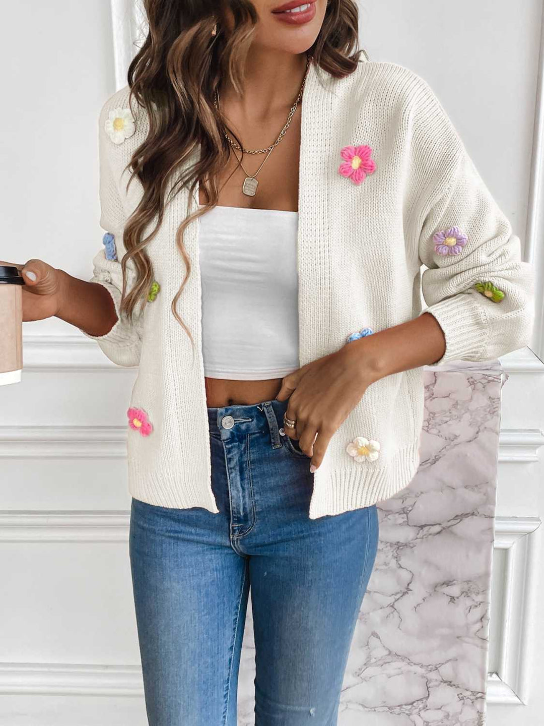 EB | Strickcardigan mit Blütendetails Offene Vorderseite Feminin und Stylisch