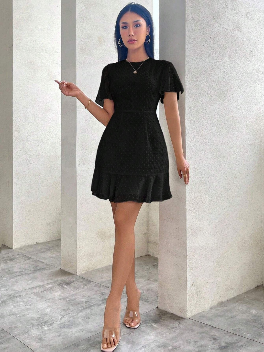 EB | Dreidimensionales Kleid mit Rüschenrand und Punkten