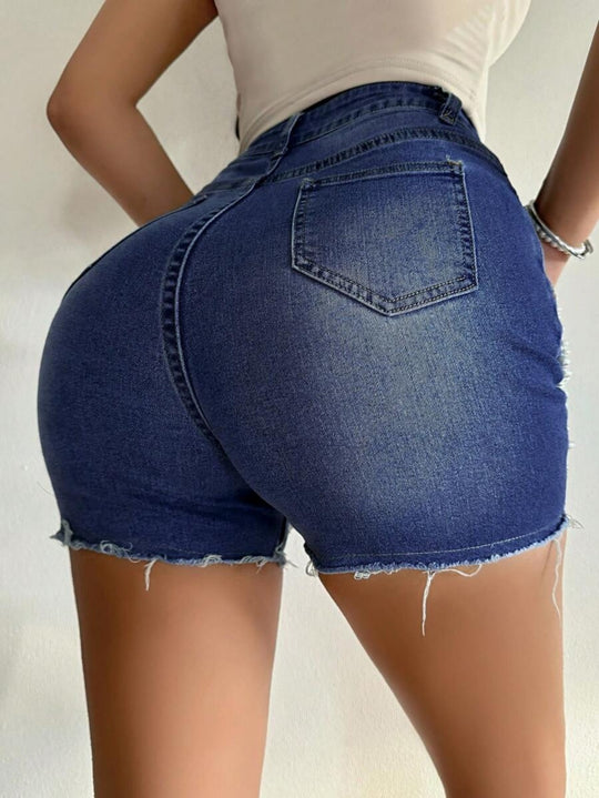 EB | Zerrissene Denim-Shorts mit hoher Taille und handgefertigter Perlenkette für Damen