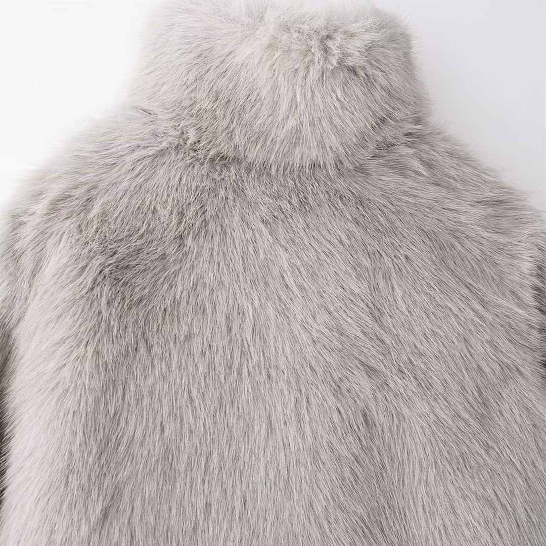 EB | Kurze Damenjacke aus elegantem veganem Kunstpelz