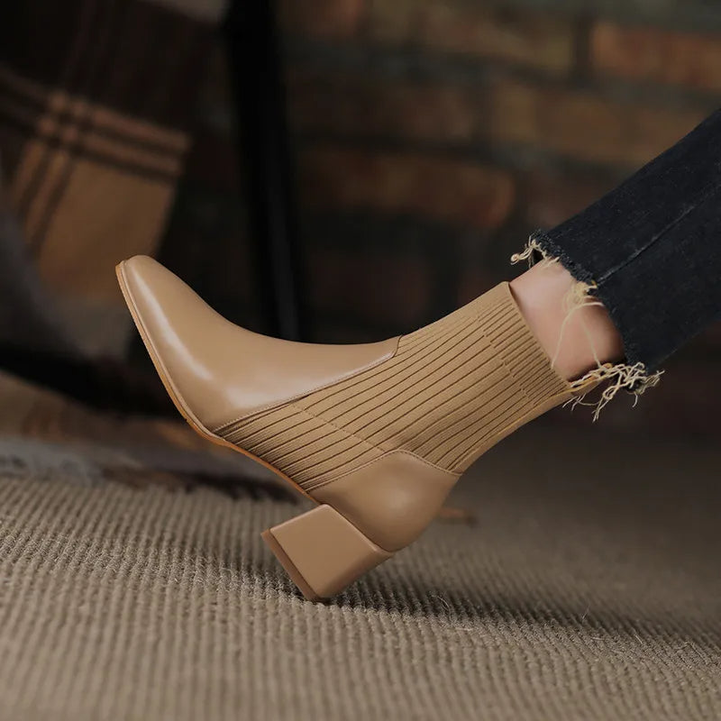 EB | Stiefel mit Quadratischer Zehenpartie und Elastischen Stricksocken