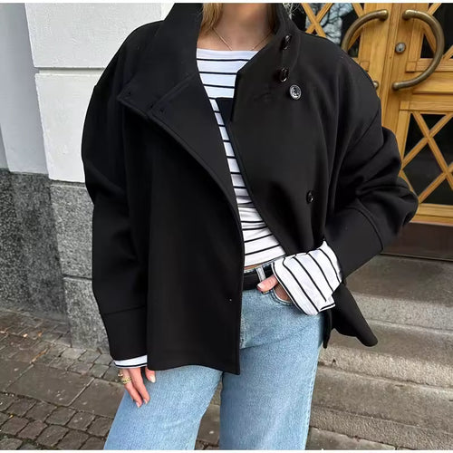 EB | Kurzjacke - Hoher Kragen mit asymmetrischem Knopfverschluss
