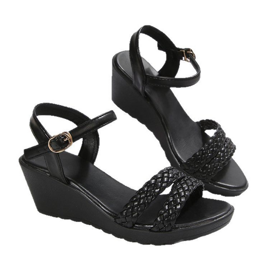 Geflochtene Keilsandalen mit Schnallenriemen EB
