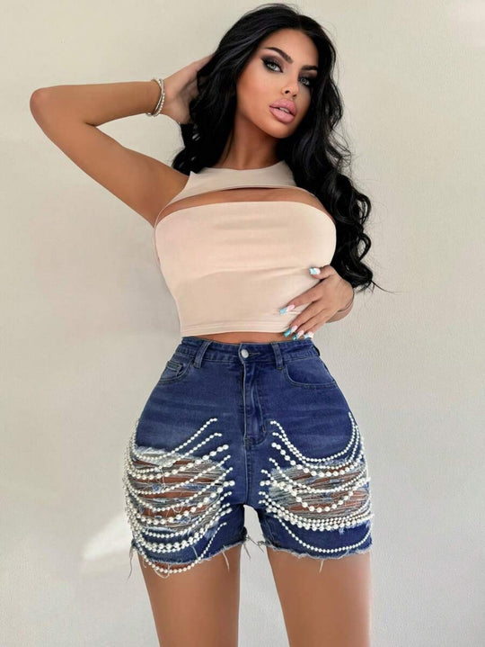 EB | Zerrissene Denim-Shorts mit hoher Taille und handgefertigter Perlenkette für Damen