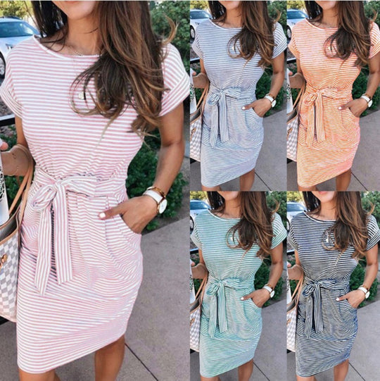 EB | Gestreiftes Kleid mit Rundhalsausschnitt und Taille