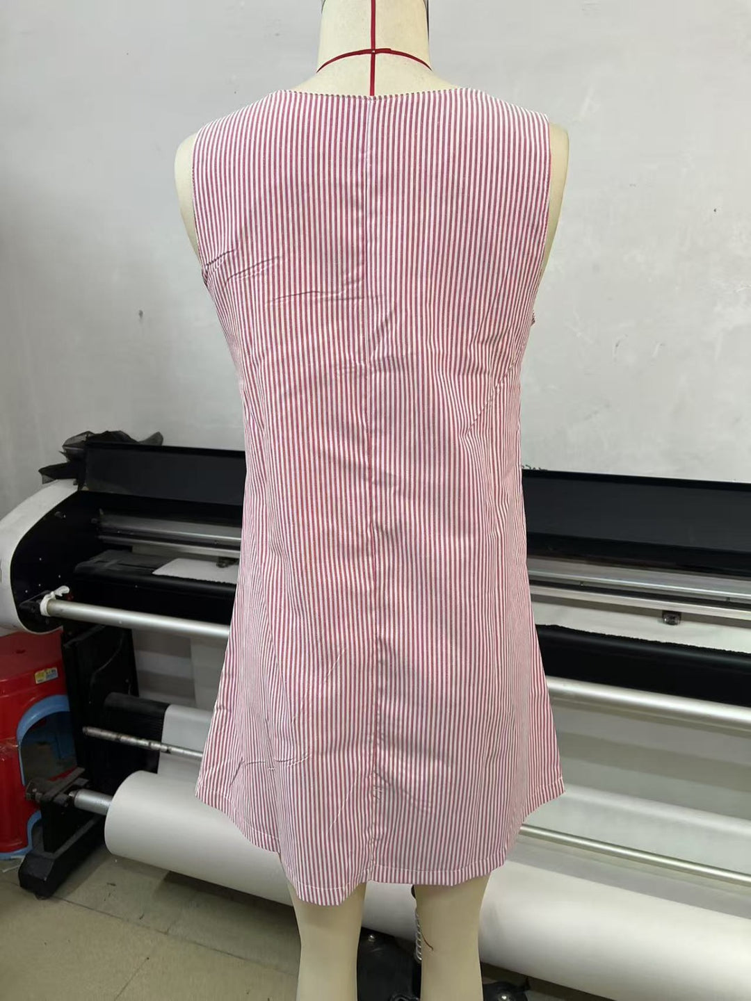 EB | Gestreiftes Kleid mit Knopfleiste
