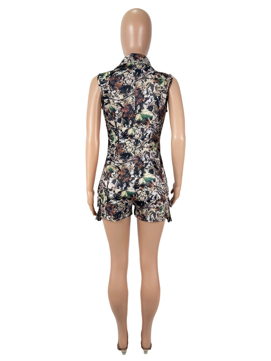 EB | Strampler mit V-Ausschnitt und Camouflage-Print