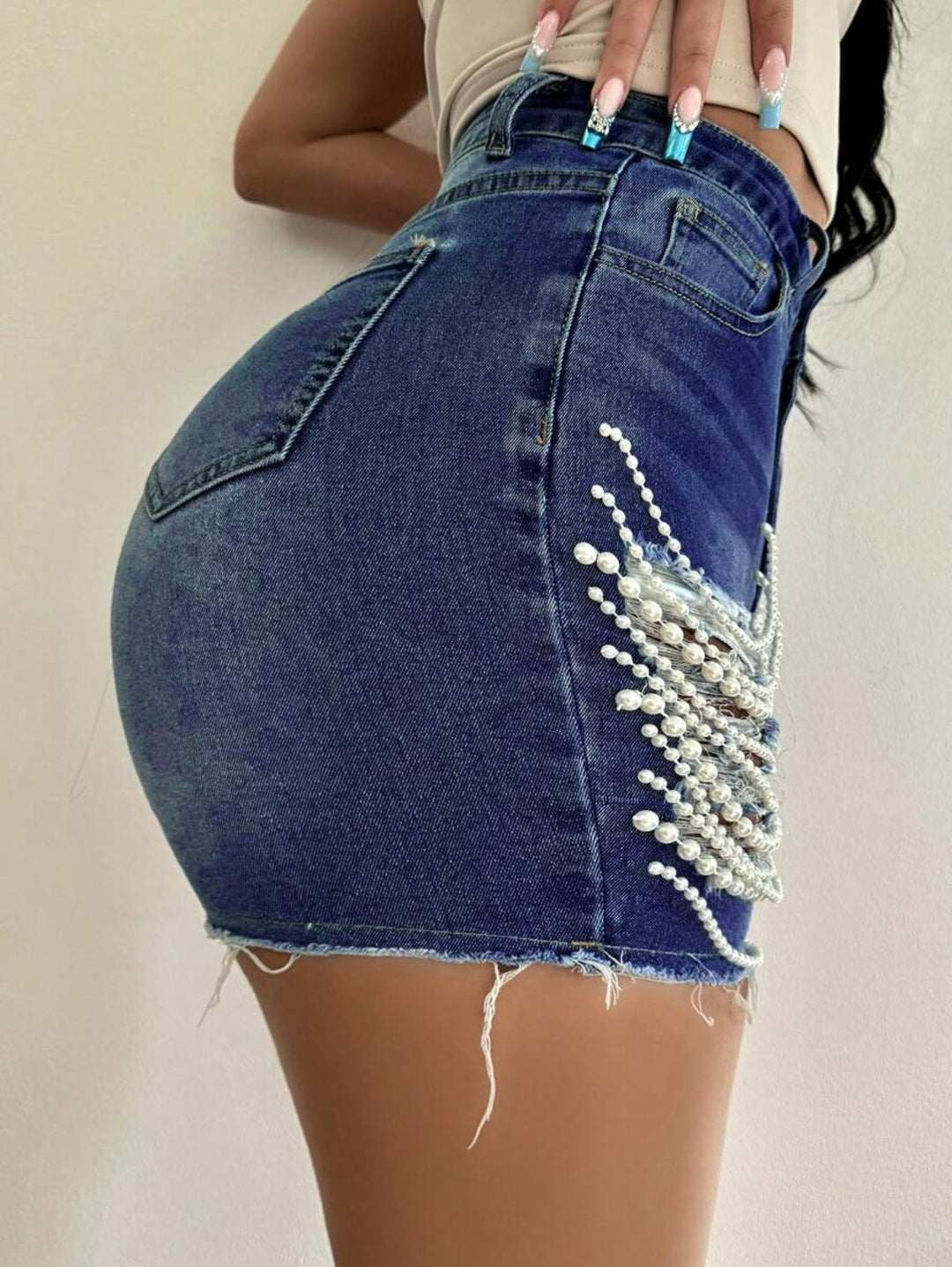 EB | Zerrissene Denim-Shorts mit hoher Taille und handgefertigter Perlenkette für Damen