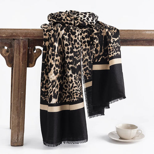 EB | Eleganter Schal mit Leopardenmuster