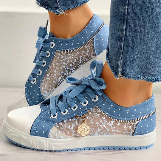 Flache Schuhe mit Spitzenkante EB