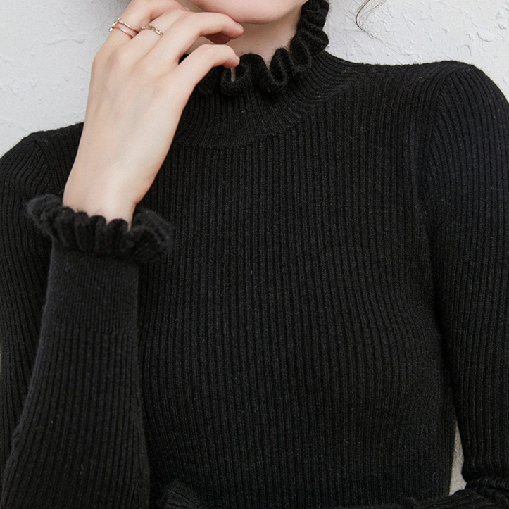 EB | Rollkragen-Strickpullover mit zarten Rüschendetails