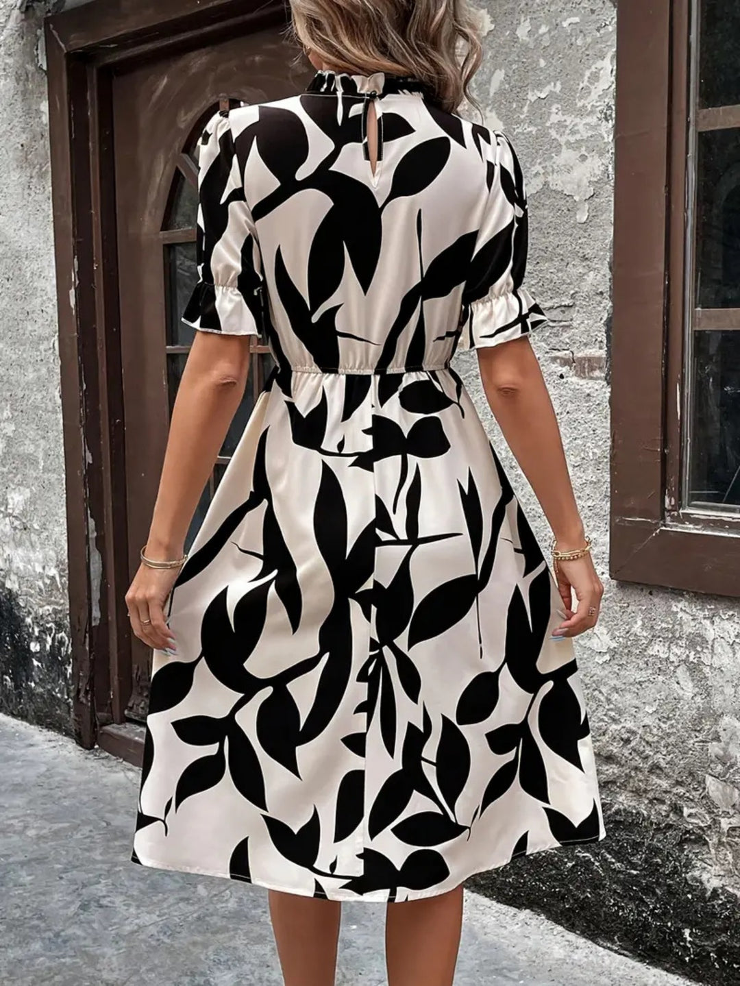 EB | Kleid mit Rundhalsausschnitt und Rüschen