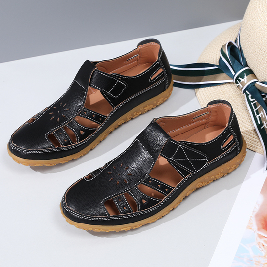 Bequeme Sommerschuhe mit Klettverschluss und Lochmuster EB