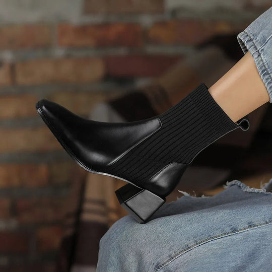EB | Stiefel mit Quadratischer Zehenpartie und Elastischen Stricksocken