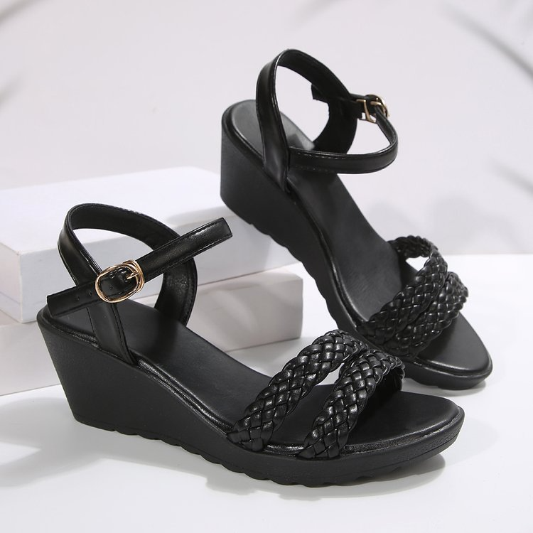 Geflochtene Keilsandalen mit Schnallenriemen EB