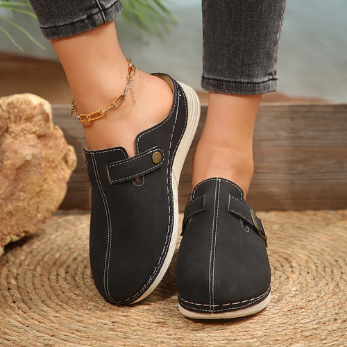 Stilvolle Wedge Sandalen mit Metallbuckel und Nieten EB
