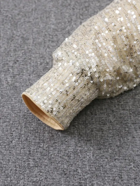 Glanzendes Minikleid mit einem Schulter
