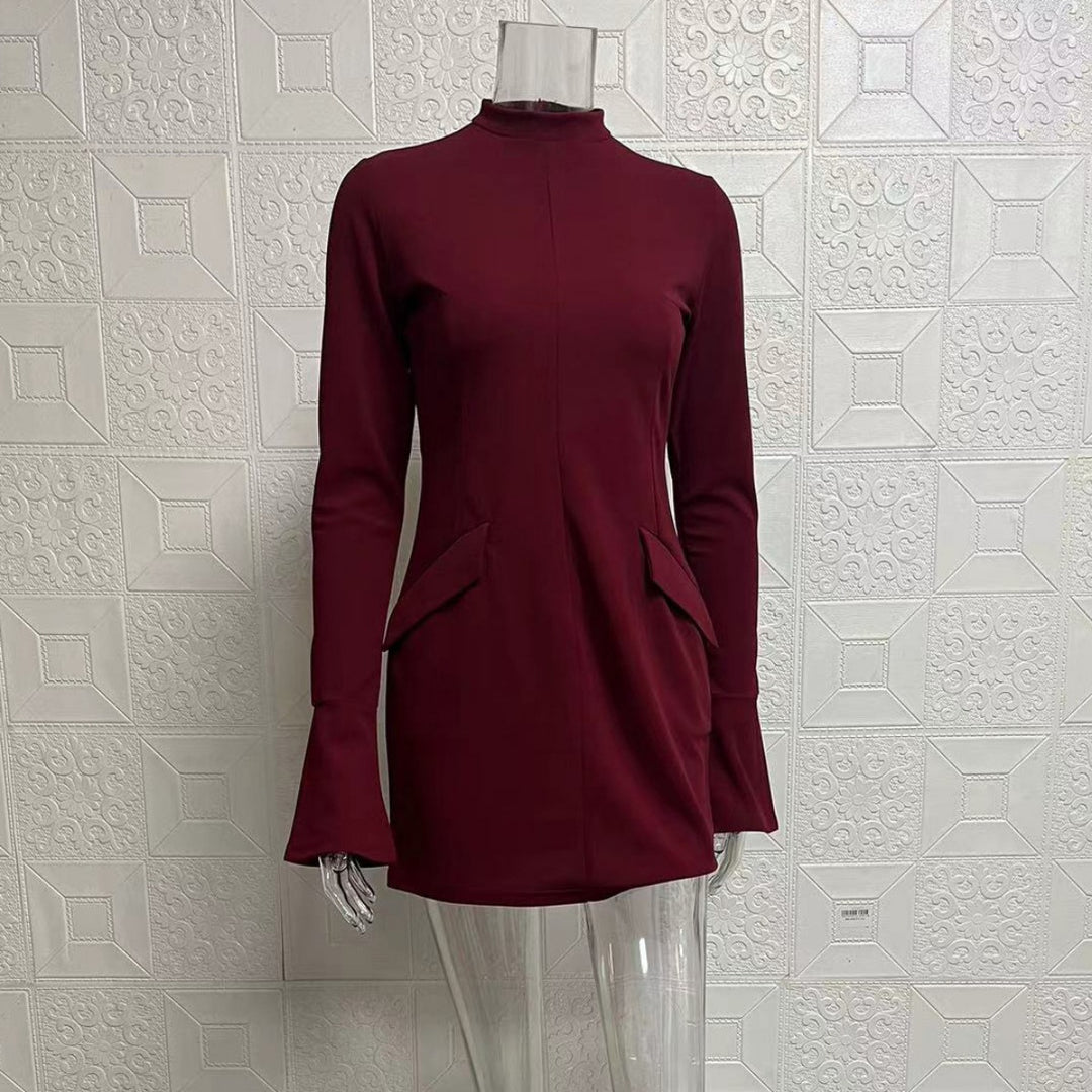 EB | Schmal geschnittenes, langärmeliges, hüftumspielendes Kleid