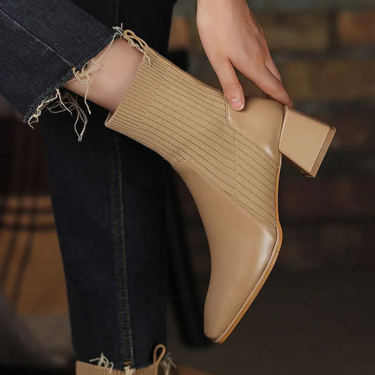 EB | Stiefel mit Quadratischer Zehenpartie und Elastischen Stricksocken