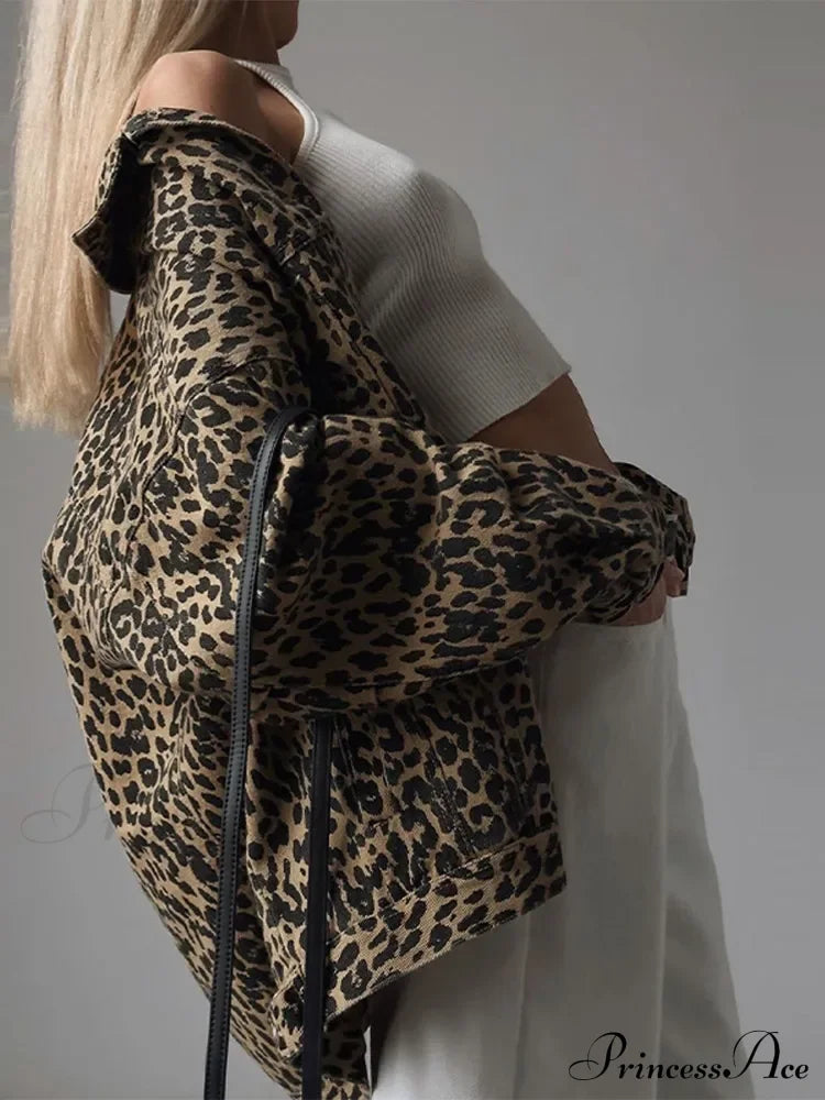 EB | Passform Jeansjacke mit Leopardenstickerei