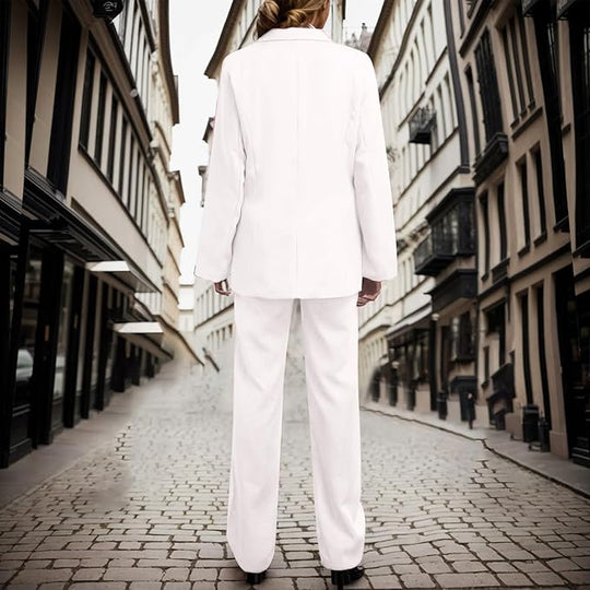 EB | Elegantes Ensemble Bestehend Aus Einem Edlen Blazer und Einer Eleganten Hose