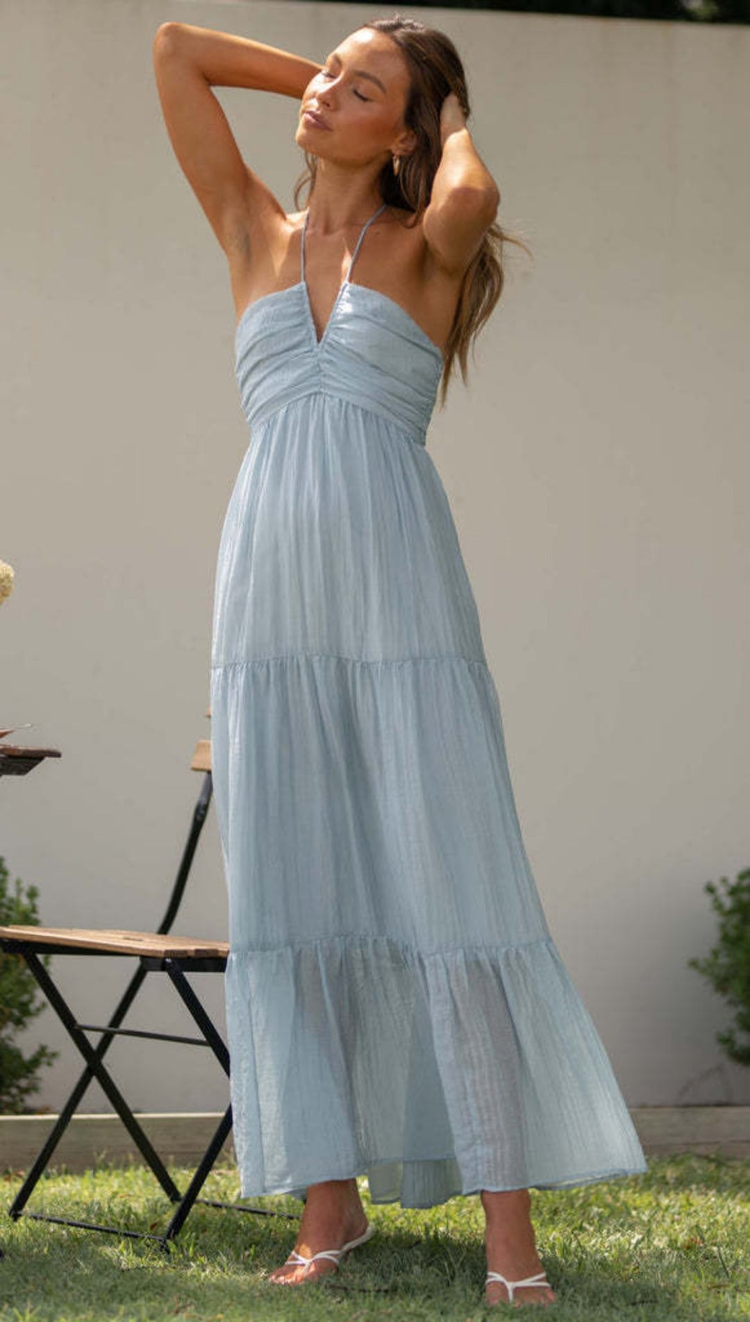 EB | Kleid mit V-Ausschnitt und nackten Schultern