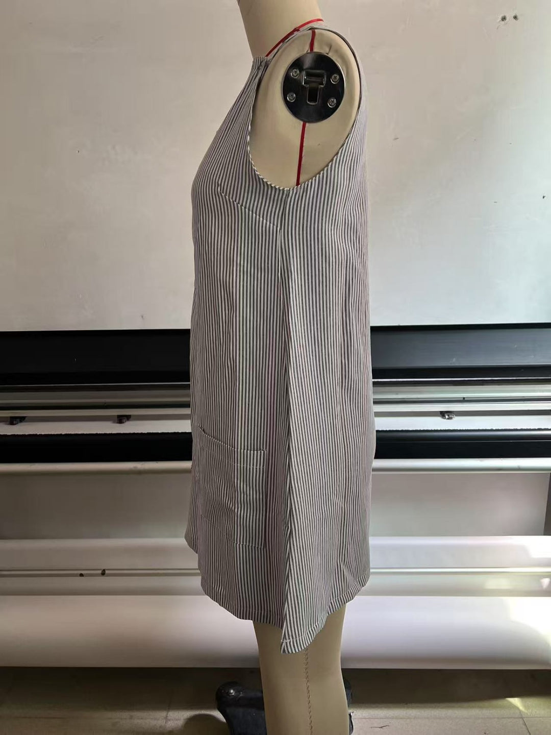EB | Gestreiftes Kleid mit Knopfleiste
