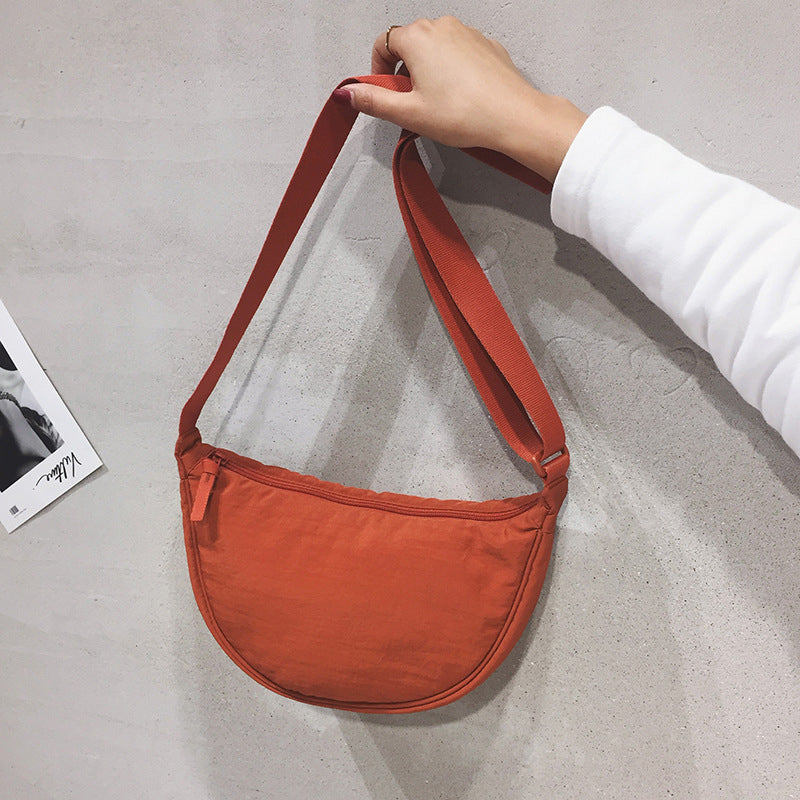 EB | Halbmondförmige Tasche