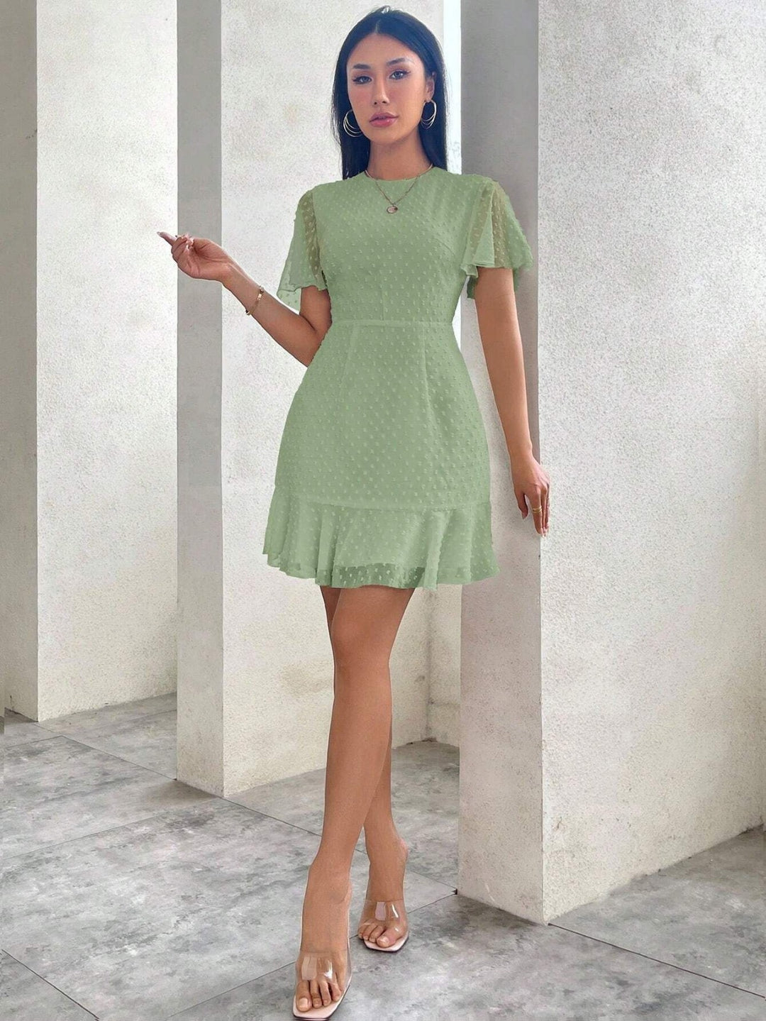 EB | Dreidimensionales Kleid mit Rüschenrand und Punkten