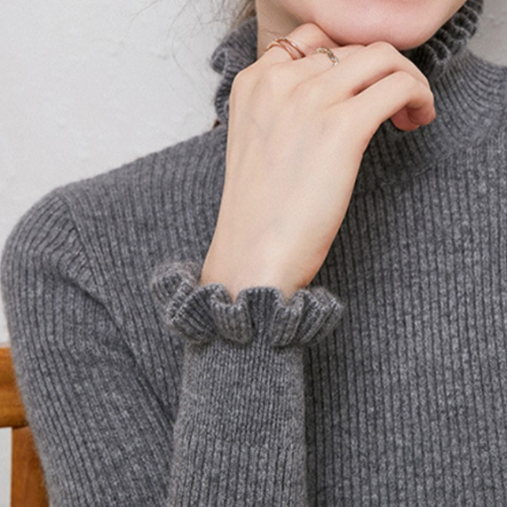 EB | Rollkragenpullover mit femininen Rüschendetails