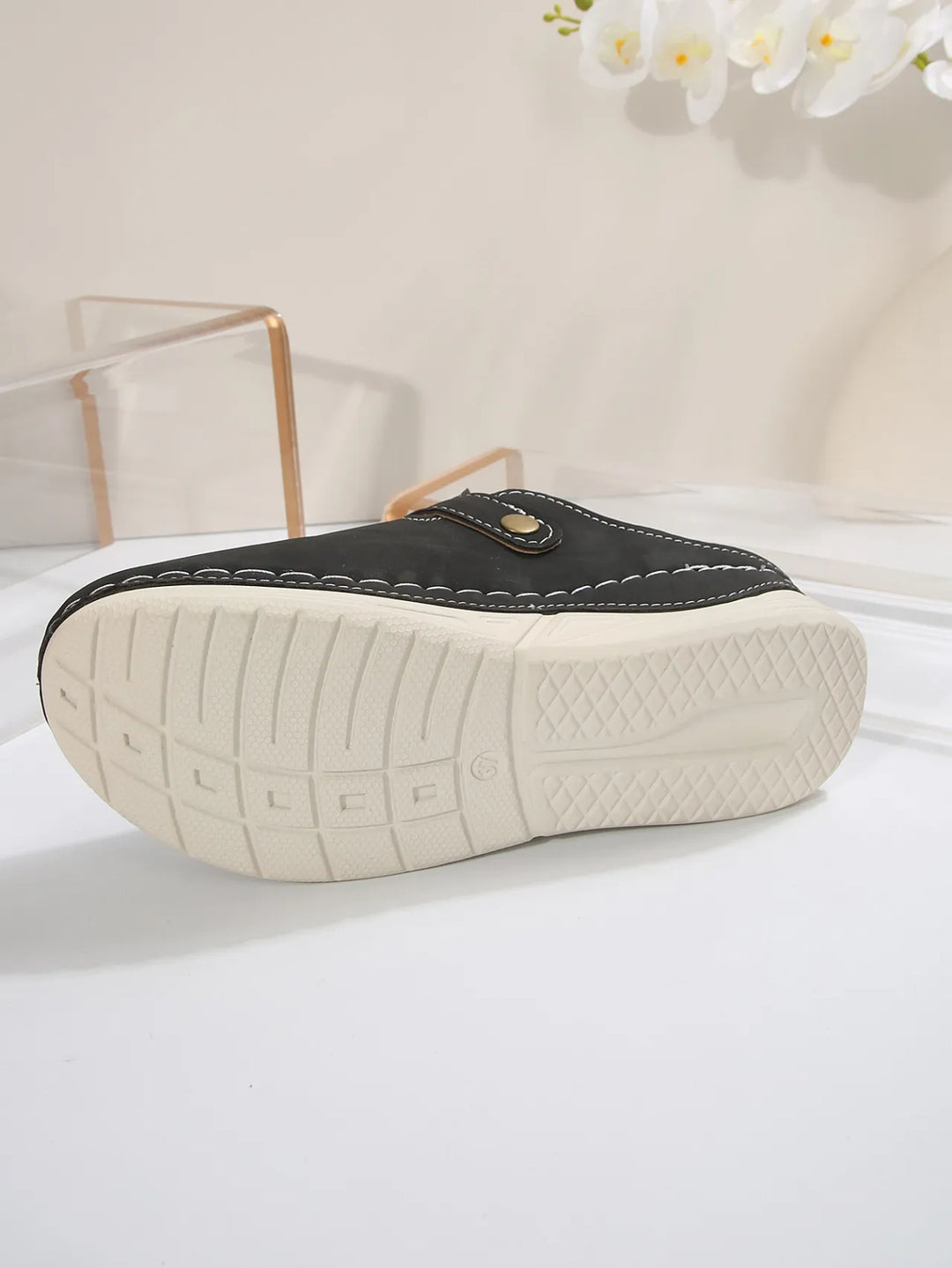 Stilvolle Wedge Sandalen mit Metallbuckel und Nieten EB