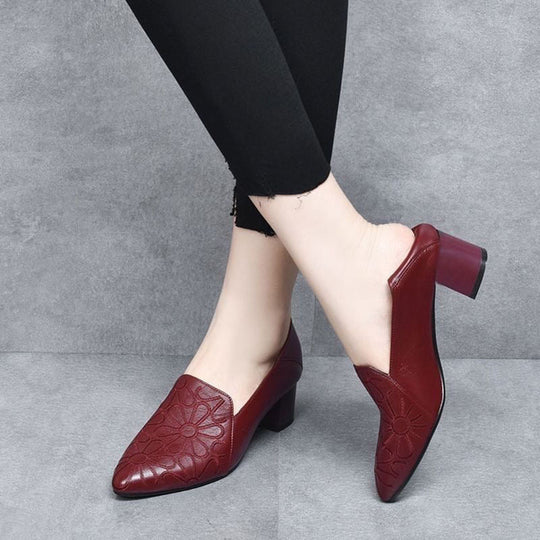klassische Damenschuhe aus weichem Leder mit Stickerei. EB EB