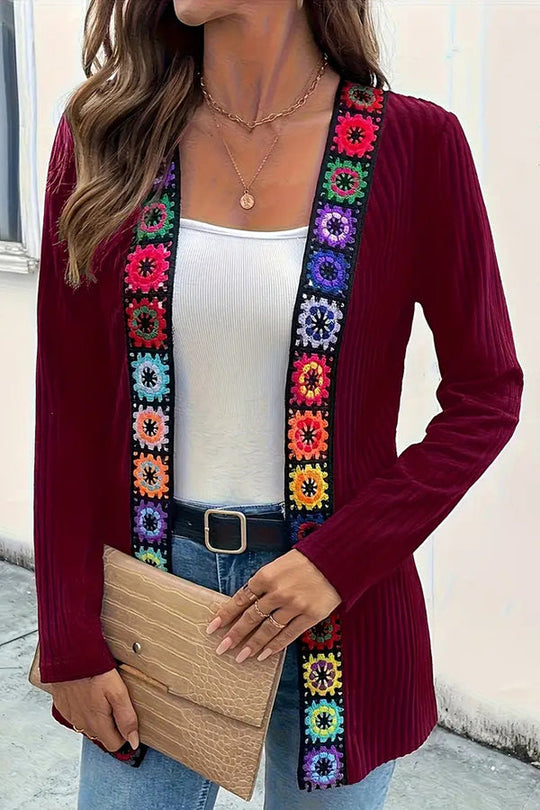 EB | Boho Strickjacke mit Blumenbesatz und Langen Ärmeln