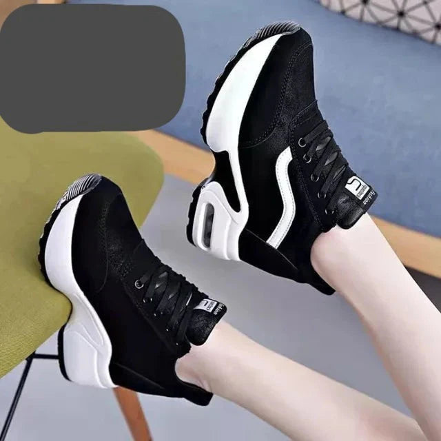 Trendige SchwarzWeiße Sneakers EB