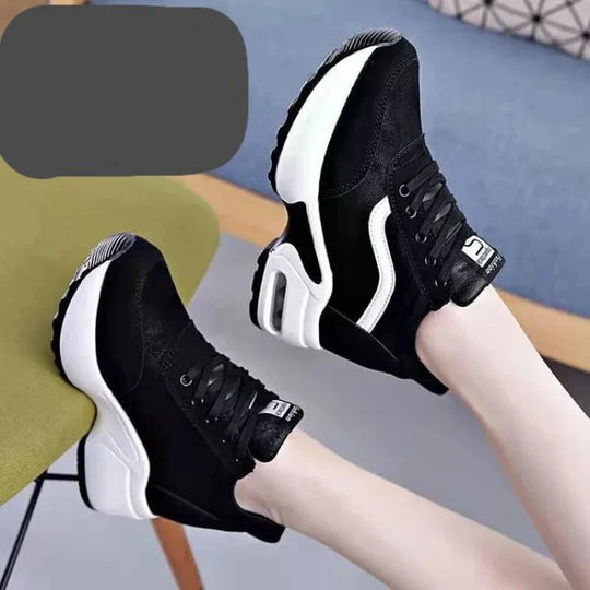 Trendige SchwarzWeiße Sneakers EB