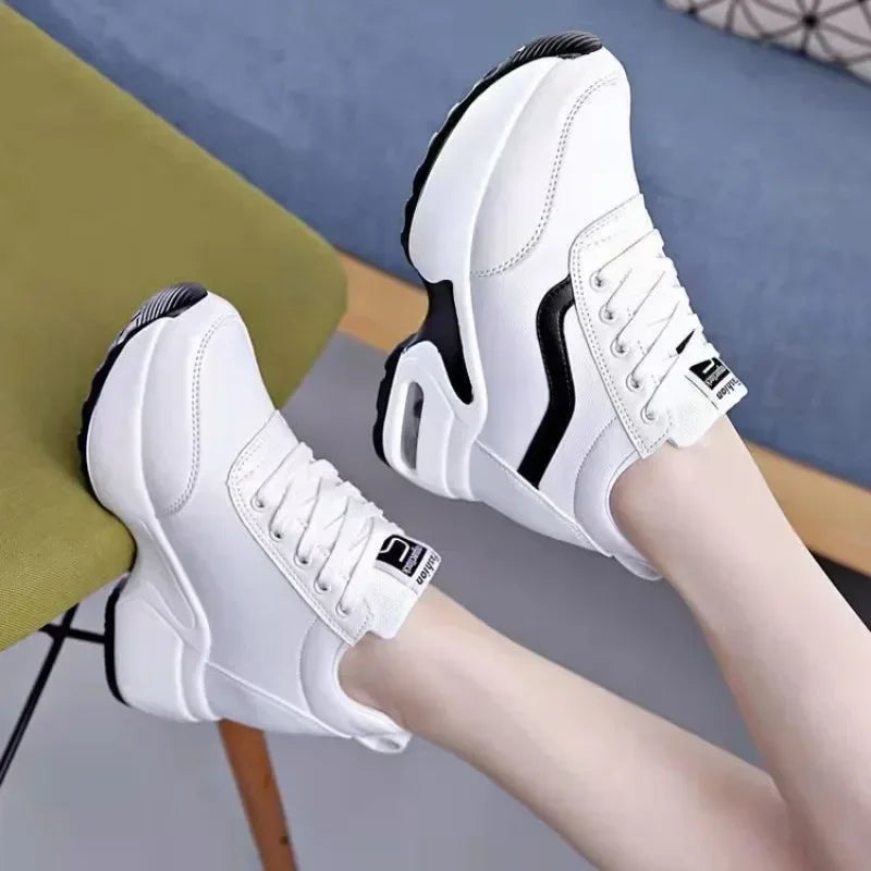 Trendige SchwarzWeiße Sneakers EB