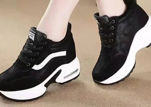 Trendige SchwarzWeiße Sneakers EB