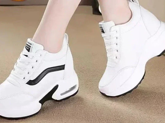 Trendige SchwarzWeiße Sneakers EB