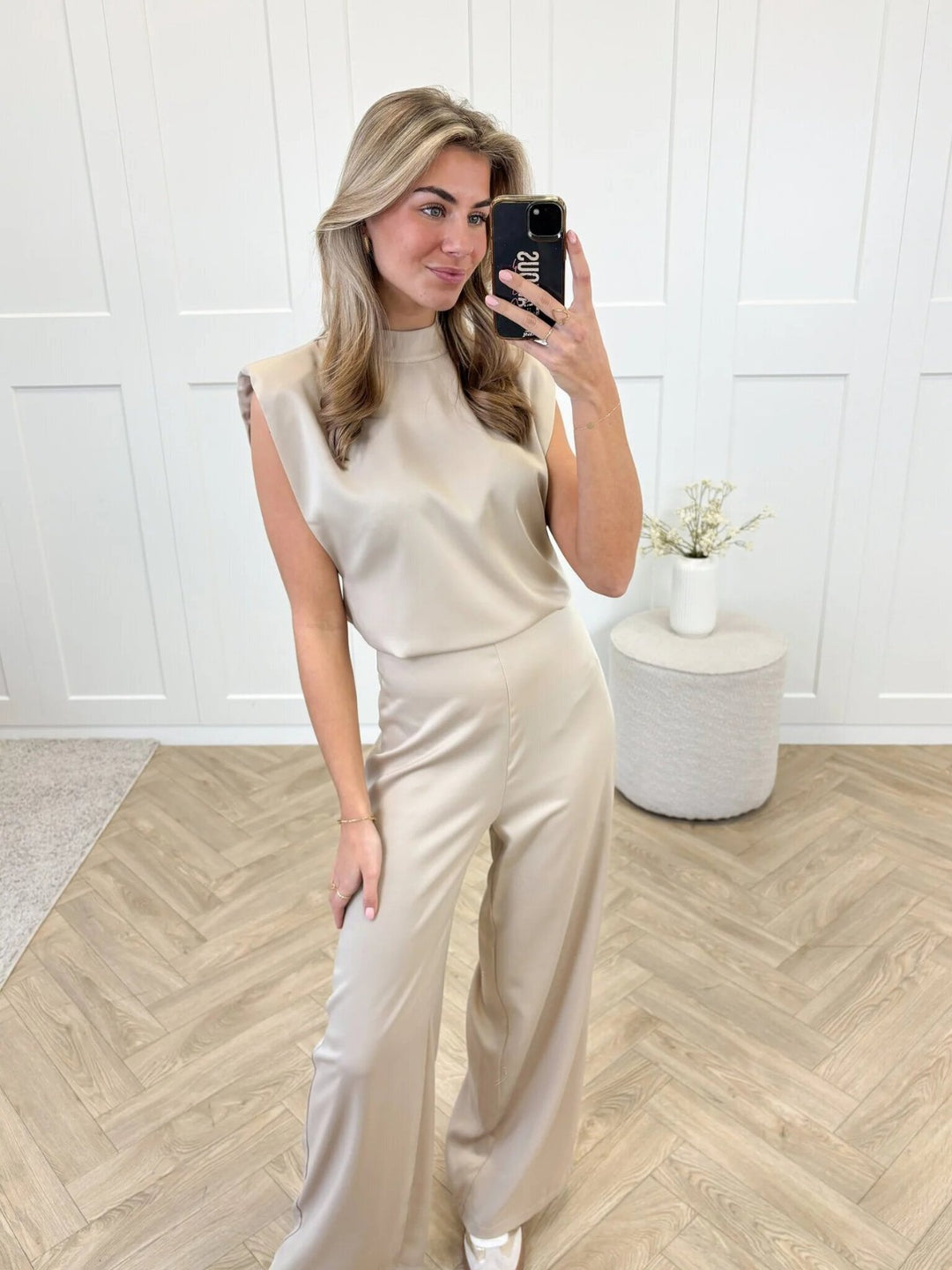 EB | Ärmelloser Satin-Overall mit weitem Bein