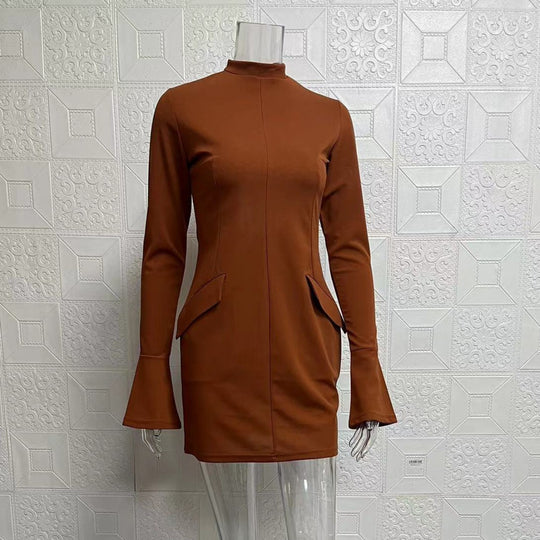 EB | Schmal geschnittenes, langärmeliges, hüftumspielendes Kleid