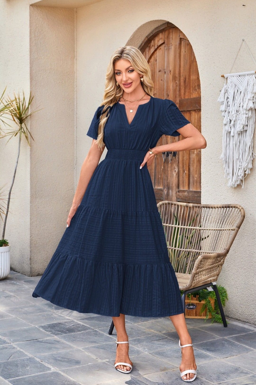 EB | Kleid mit V-Ausschnitt und plissierten Blasenärmeln