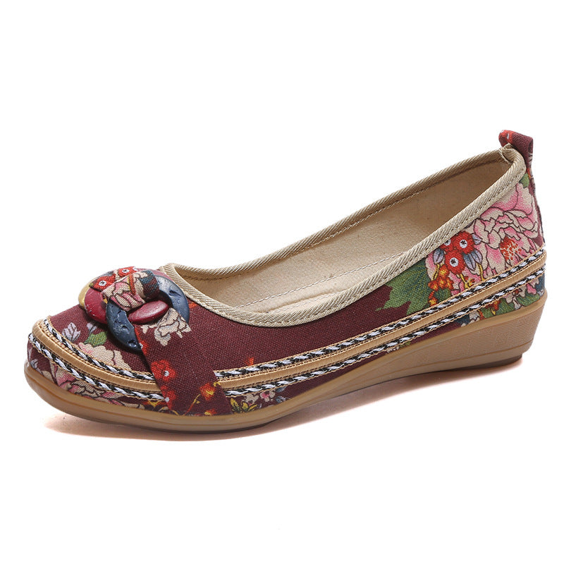 Damen nan floraler Textil-Slipper mit niedrigem Keilabsatz, dekorativer Ringapplikation und gepolstertem Komfortfußbett EB
