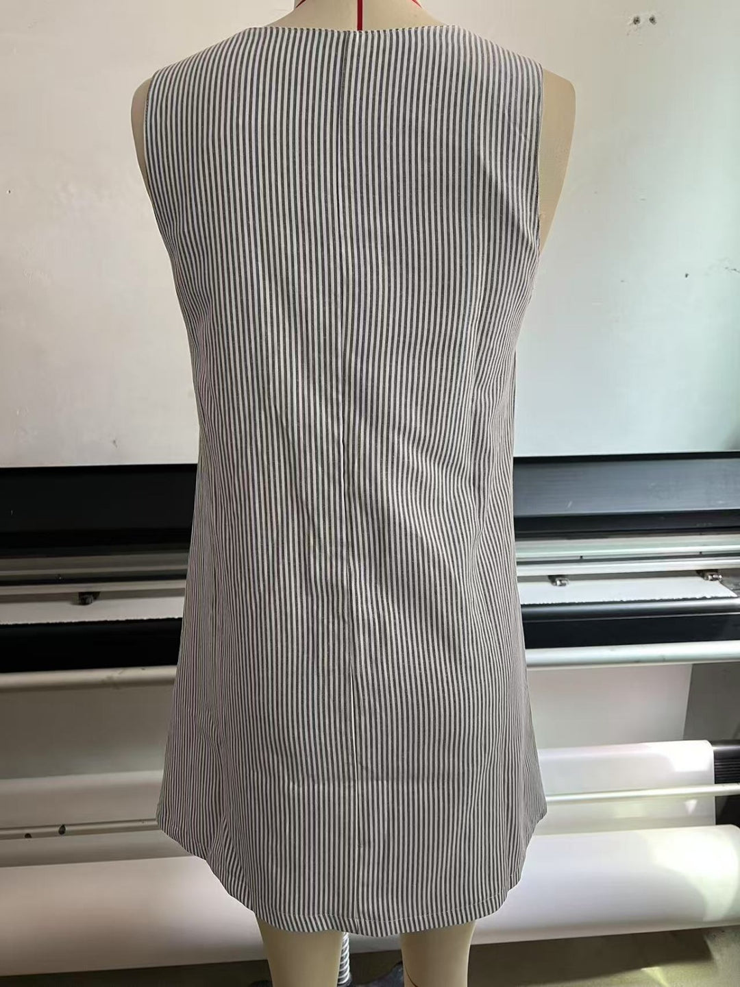 EB | Gestreiftes Kleid mit Knopfleiste