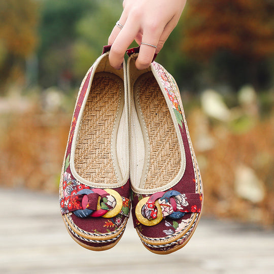 Damen nan floraler Textil-Slipper mit niedrigem Keilabsatz, dekorativer Ringapplikation und gepolstertem Komfortfußbett EB