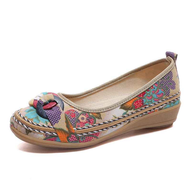 Damen nan floraler Textil-Slipper mit niedrigem Keilabsatz, dekorativer Ringapplikation und gepolstertem Komfortfußbett EB