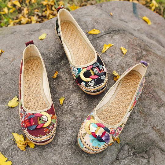Damen nan floraler Textil-Slipper mit niedrigem Keilabsatz, dekorativer Ringapplikation und gepolstertem Komfortfußbett EB