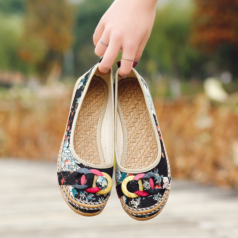 Damen nan floraler Textil-Slipper mit niedrigem Keilabsatz, dekorativer Ringapplikation und gepolstertem Komfortfußbett EB